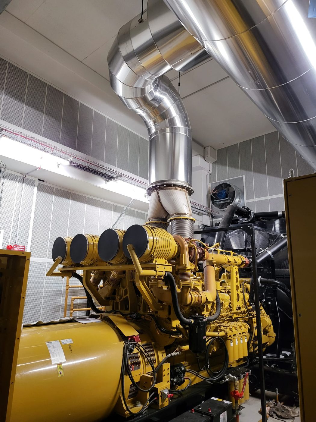 Groupe électrogène en local technique insonorisé.