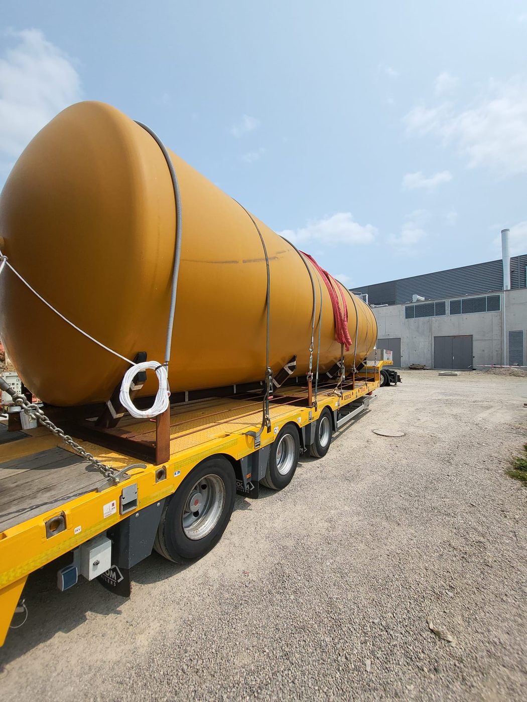 Convoi de cuves de stockage carburant.
